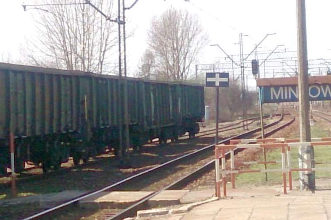 Minkowice: Wagony zagradzają przejście. \"Musimy chodzić przez tory. To niebezpieczne\" Minkowice: Wagony zagradzają przejście. \"Musimy chodzić przez tory. To niebezpieczne\"
