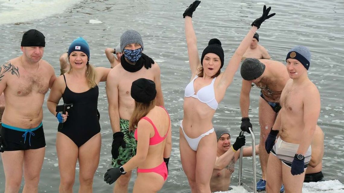 Minus 8 a oni do Zalewu Zemborzyckiego. Wielu z nich morsowało, zanim to się stało modne