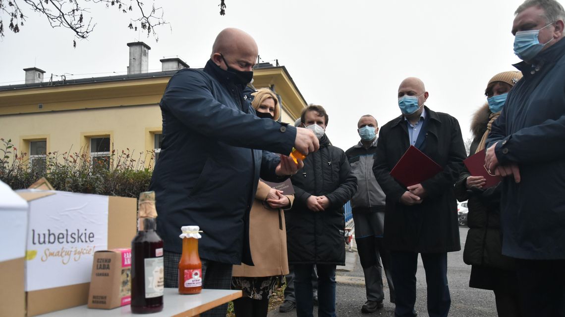 Miód, sok i suszone owoce. Tak marszałek wspiera lubelskich medyków