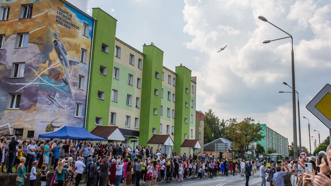 Mirosław Hermaszewski i samoloty nad miastem. Święto lotnictwa w Białej Podlaskiej Mirosław Hermaszewski i samoloty nad miastem. Święto lotnictwa w Białej Podlaskiej