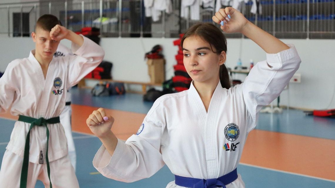 Mistrzowie trenują w baraku. Pieniądze na nowy obiekt są, ale wykonawcy brak