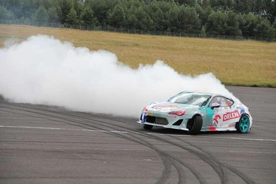 Mistrzowski drift na lotnisku w Białej Podlaskiej Mistrzowski drift na lotnisku w Białej Podlaskiej