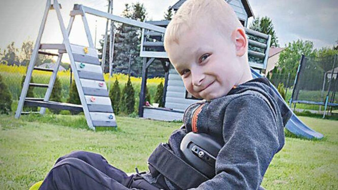 Mistrzowski kask Motoru Lublin ma pomóc Ignacemu. Nóżki 6-latka "śpią"