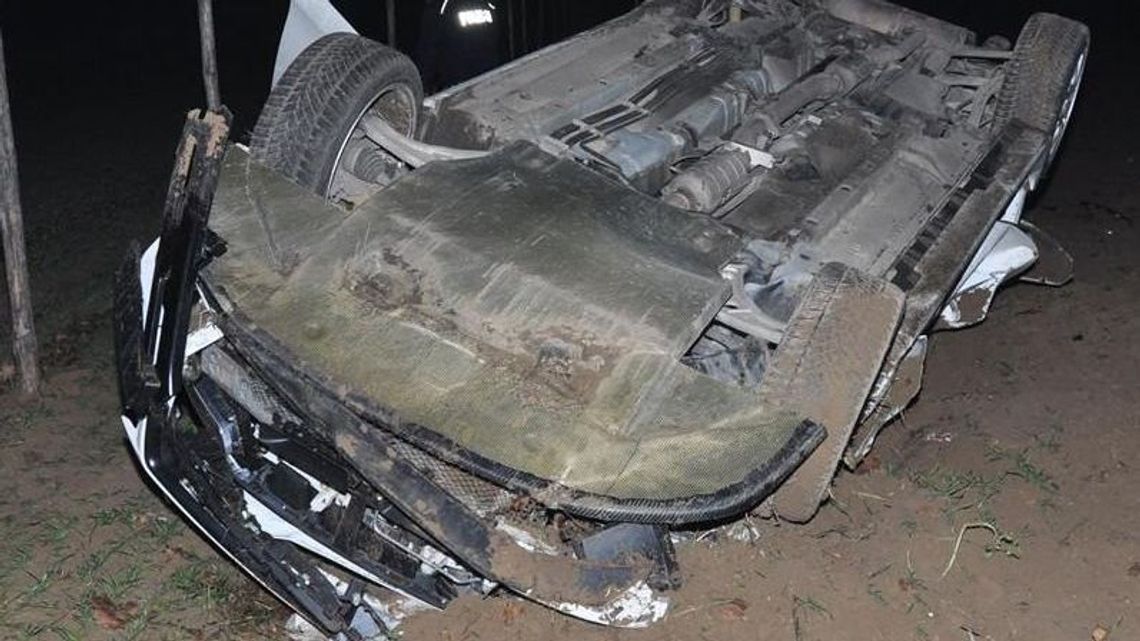 Mitsubishi dachowało na polu. W środku było pięć osób