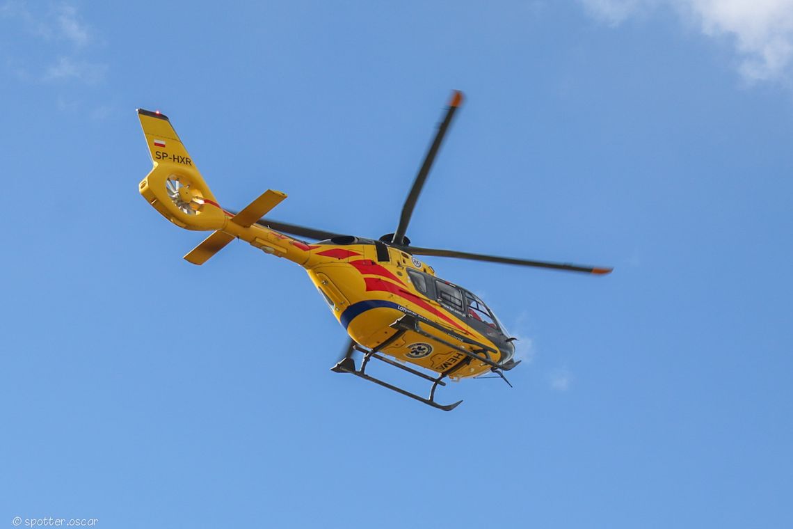 Młoda kobieta włożyła stopę do maszyny rolniczej. Ranną zabrał śmigłowiec Młoda kobieta włożyła stopę do maszyny rolniczej. Ranną zabrał śmigłowiec