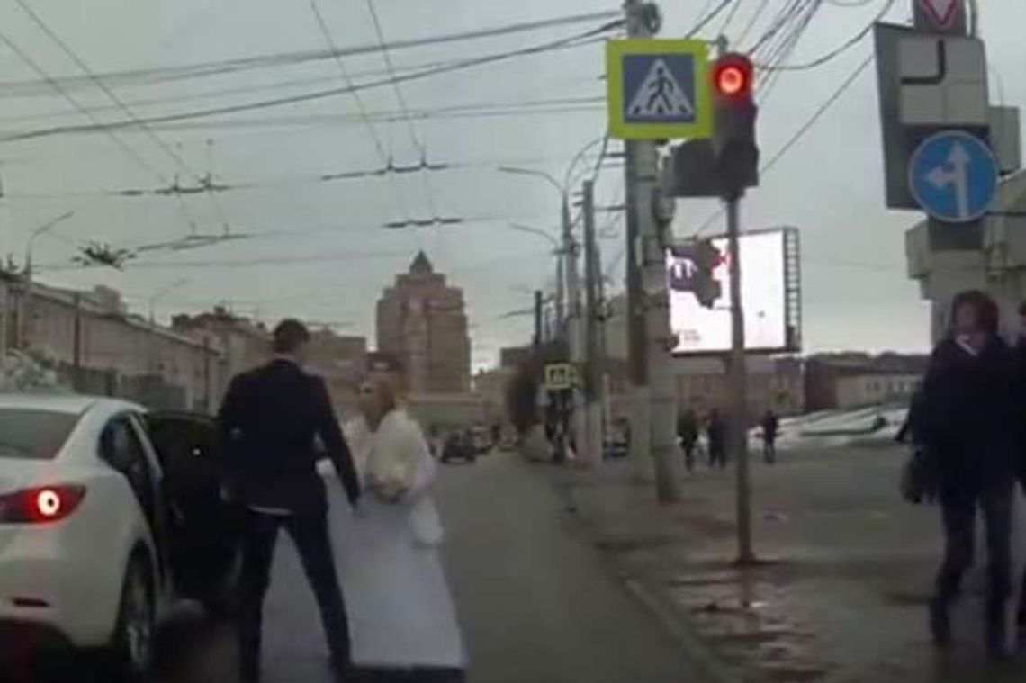 Młoda para kłóci się na środku ulicy. Takie rzeczy tylko w Rosji (wideo) Młoda para kłóci się na środku ulicy. Takie rzeczy tylko w Rosji (wideo)