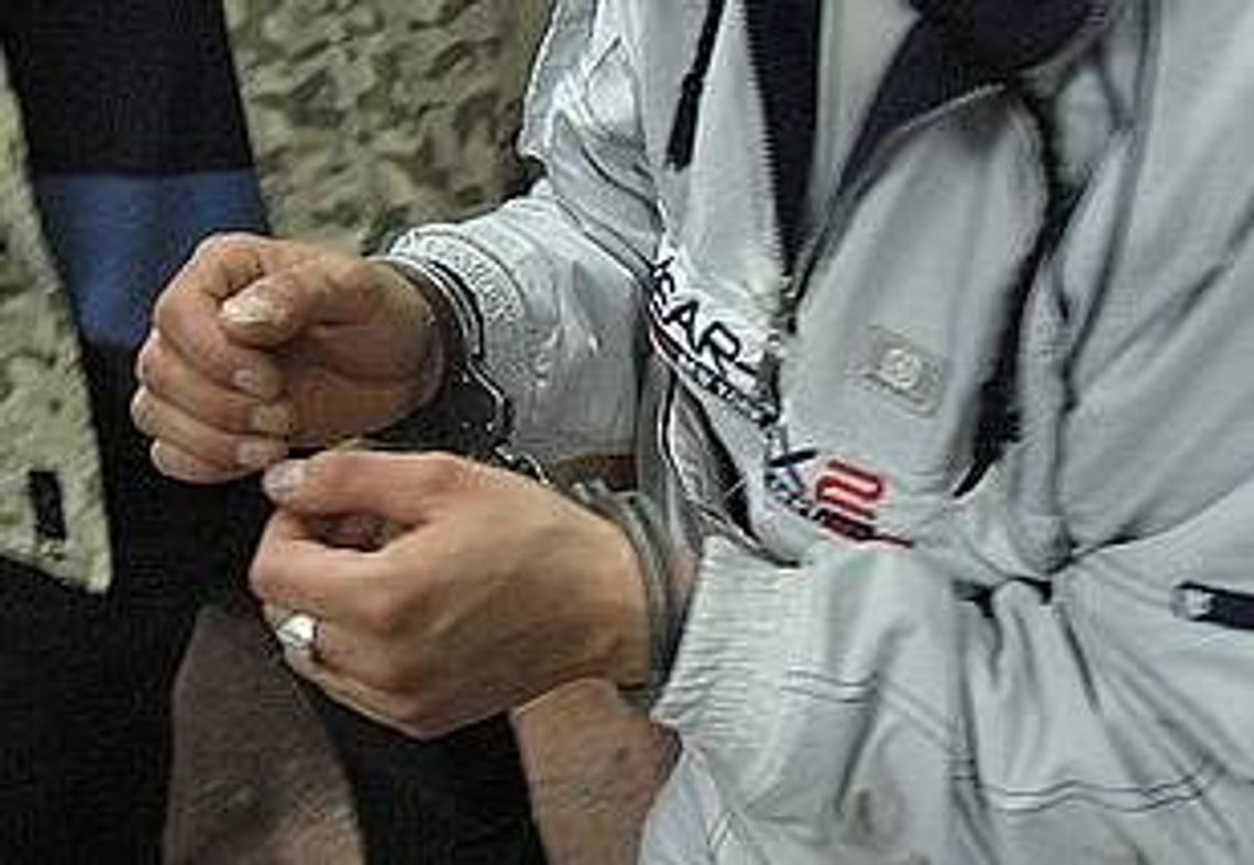 Młode kobiety powołały się na księdza i napadły na 83-latkę