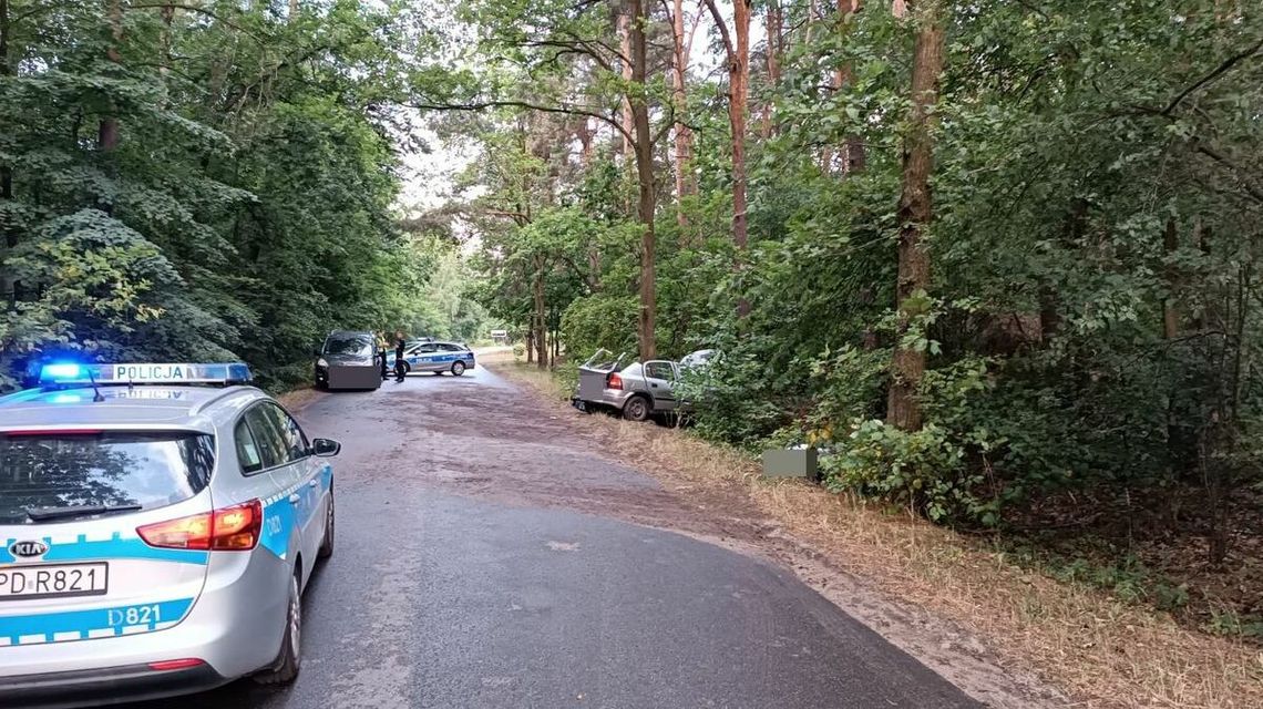 Młody kierowca nie miał szans po czołówce z drzewem Młody kierowca nie miał szans po czołówce z drzewem