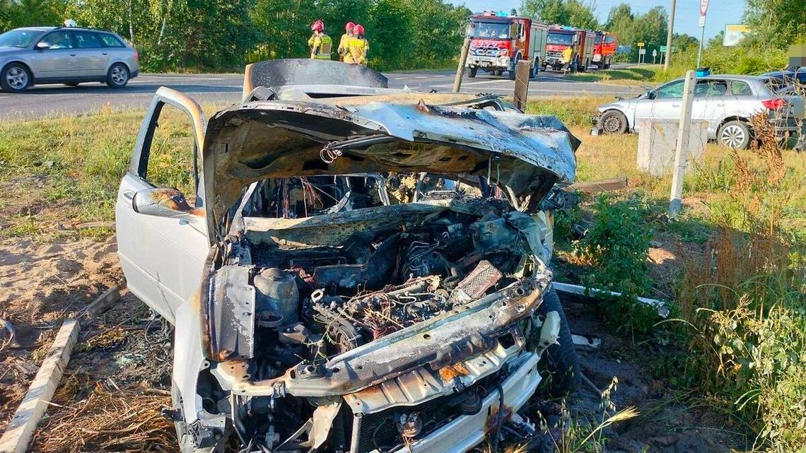 Młody kierowca saaba zignorował znak STOP. Stracił prawo jazdy