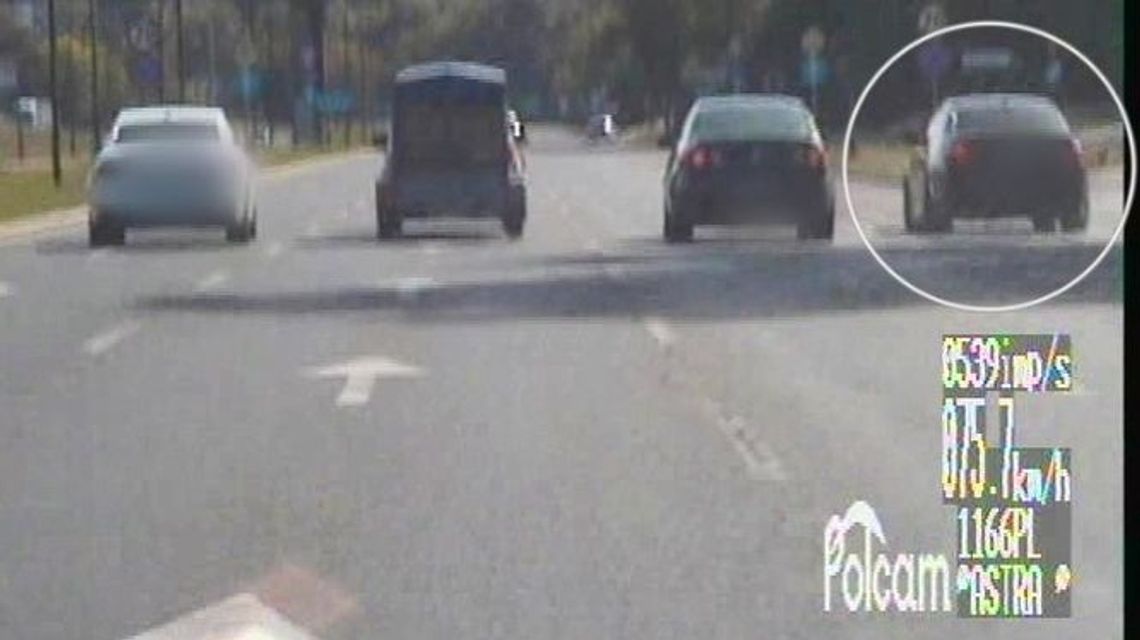 Młody kierowca szalał w BMW na al. Solidarności. Nie wiedział kogo wyprzedza [wideo]