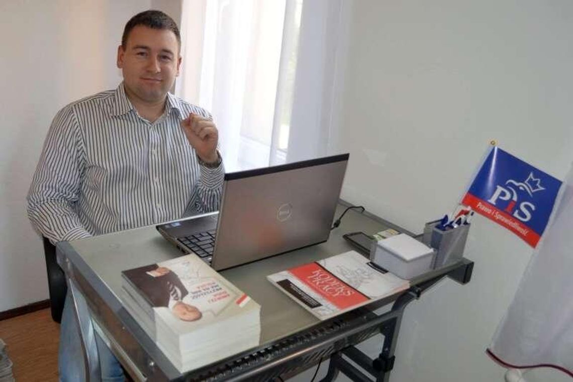 Młody radny zaprasza do mieszkania swoich rodziców