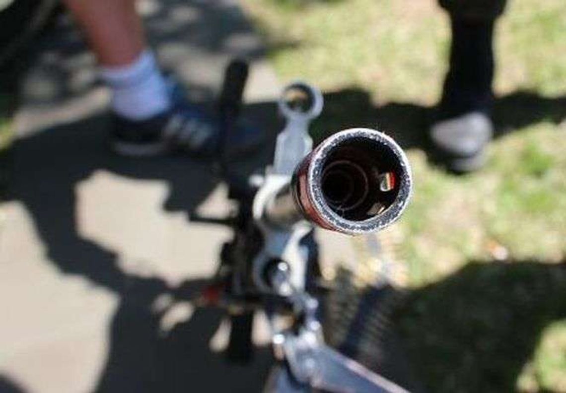 Młody snajper z Sawina. Ostrzelał okna domów i budynek należący do urzędu