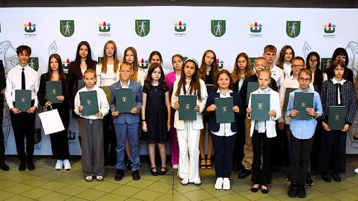 Młodzi ambasadorowie Włodawy. Najzdolniejsi uczniowie odebrali stypendia