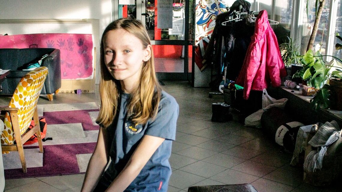 Młodzi artyści naprawiają seniorom meble