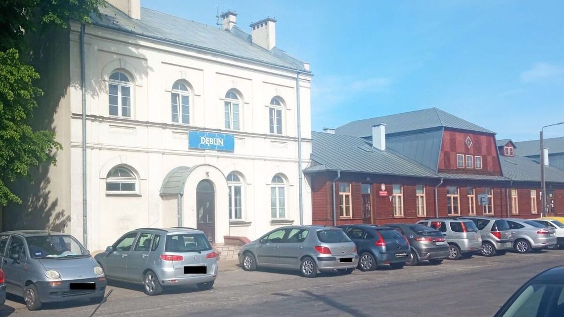 Młodzi chłopcy w środku nocy na dworcu. Daleko nie pojechali 