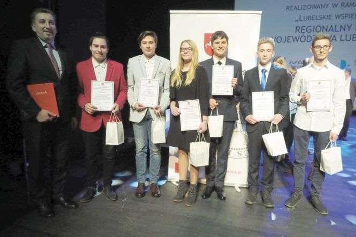 Młodzi i bardzo zdolni. 725 uczniów dostało stypendia od marszałka