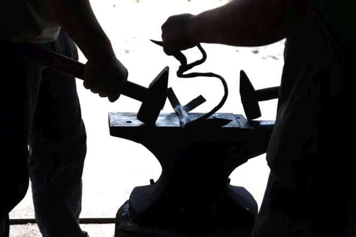 Młodzi kowale w Wojciechowie zgłębiają tajniki sztuki kowalskiej