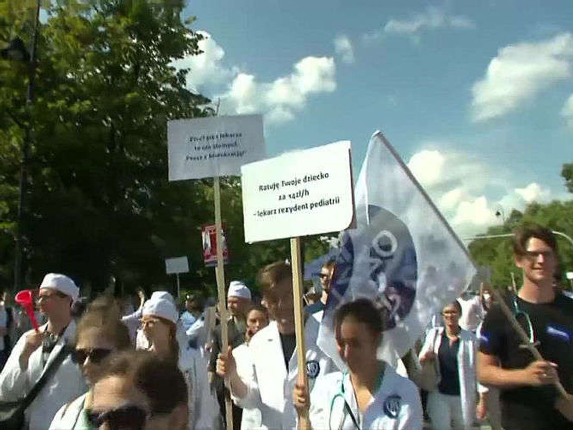Młodzi lekarze protestowali w Warszawie. Domagają się podwyżek