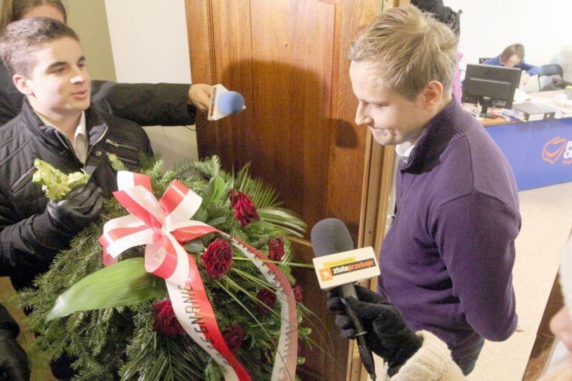Młodzi lewicowcy z nagrobnym wieńcem w PO Młodzi lewicowcy z nagrobnym wieńcem w PO