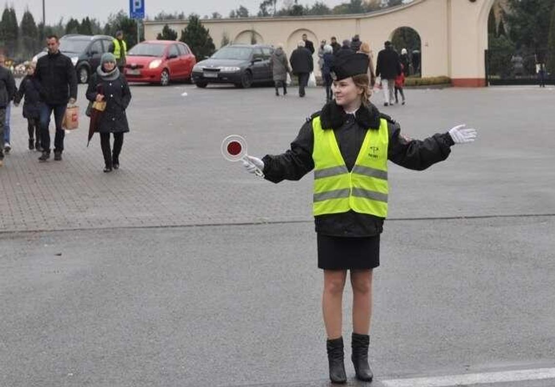 Młodzi mundurowi z Puław na posterunku. Pomagali przy cmentarzach