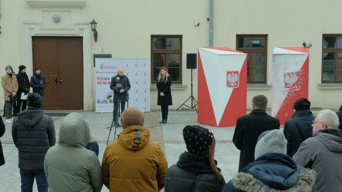 Młodzi niechętnie głosują. Trzymetrowe urny to zmienią? Młodzi niechętnie głosują. Trzymetrowe urny to zmienią?