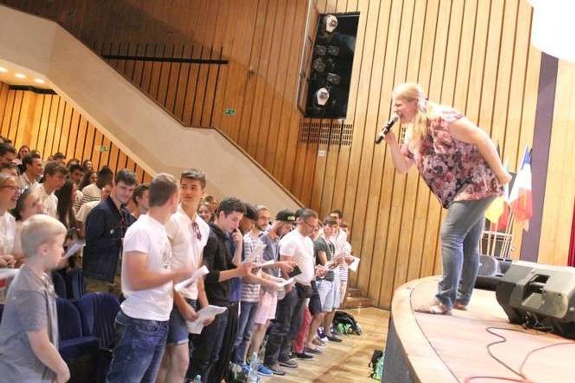 Młodzi pielgrzymi grają, śpiewają i chwalą Puławy