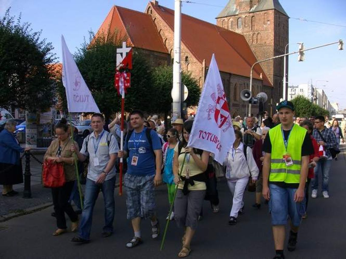 Młodzi pielgrzymi wolą Jasną Górę niż Woodstock (wideo)