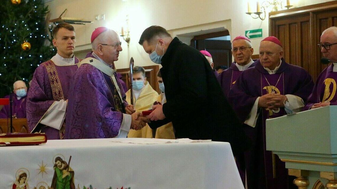 Młodzi politycy chcą wiedzieć, dlaczego Czarnek dał medal egzorcyście