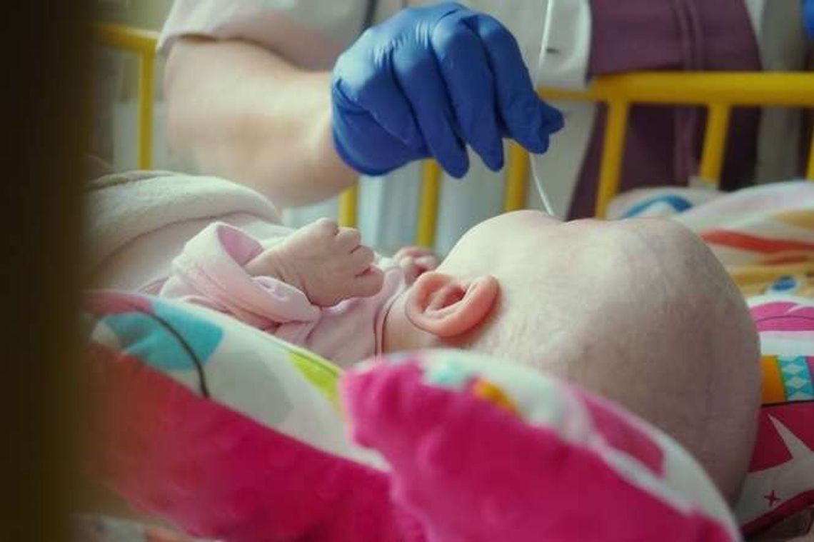 Młodzi rodzice zaniedbali małe dziecko, odpowiedzą przed sądem