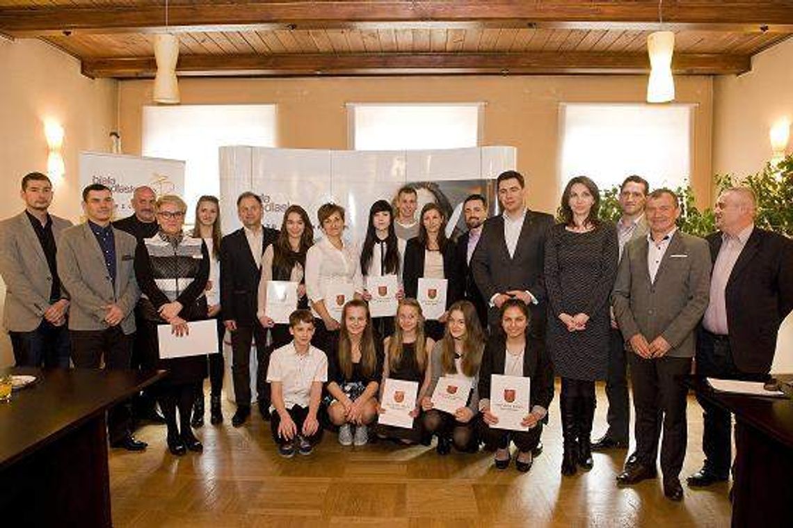 Młodzi sportowcy ze stypendiami od prezydenta Białej Podlaskiej Młodzi sportowcy ze stypendiami od prezydenta Białej Podlaskiej