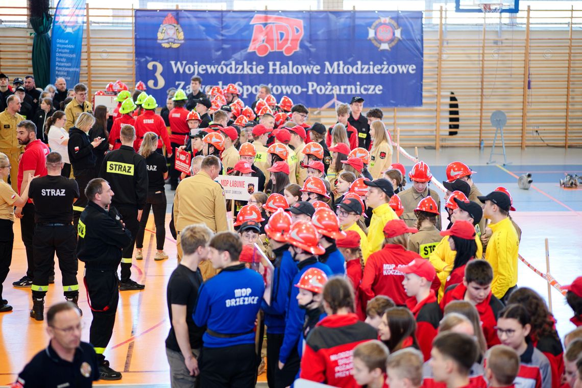Młodzi strażacy w akcji. 42 drużyny rywalizowało w zawodach halowych