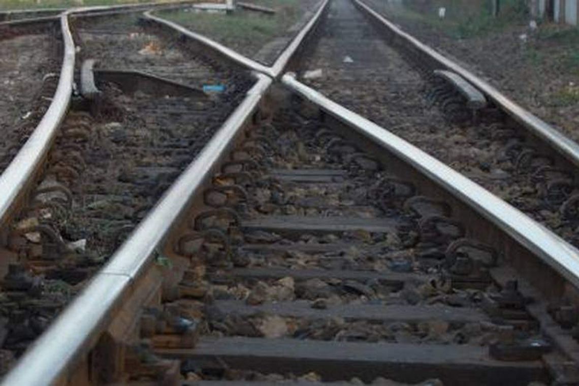 Młodzi złodzieje rozkręcali torowisko. Mogło dojść do tragedii