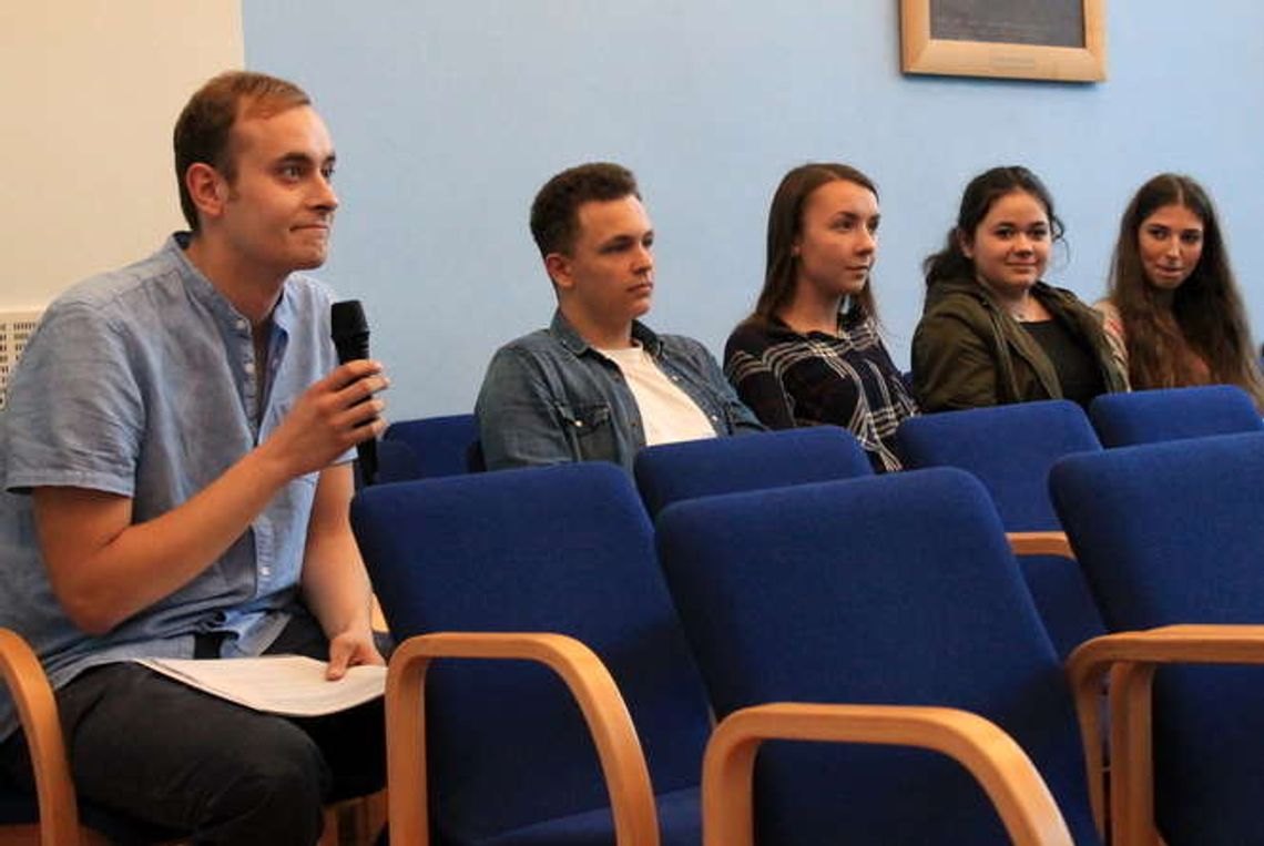Młodzież poprosiła radnych o wsparcie wyjazdu na Oktoberfest. No i się zaczęło