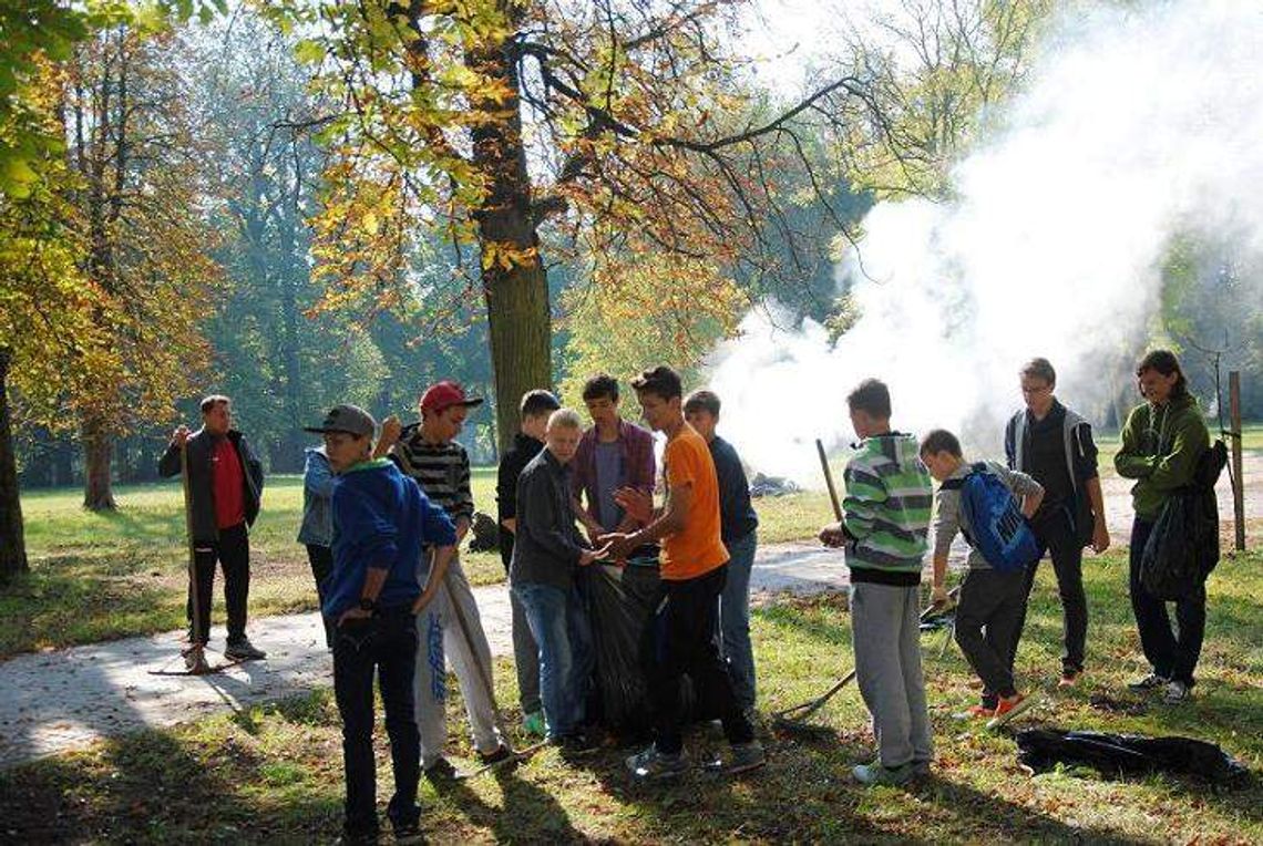 Młodzież spaliła szkodnika  w parku