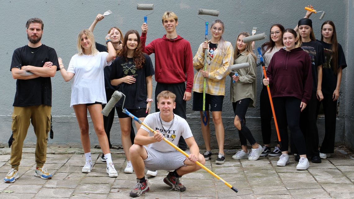 Młodzież społecznie odmalowała zdewastowany dworzec w Puławach