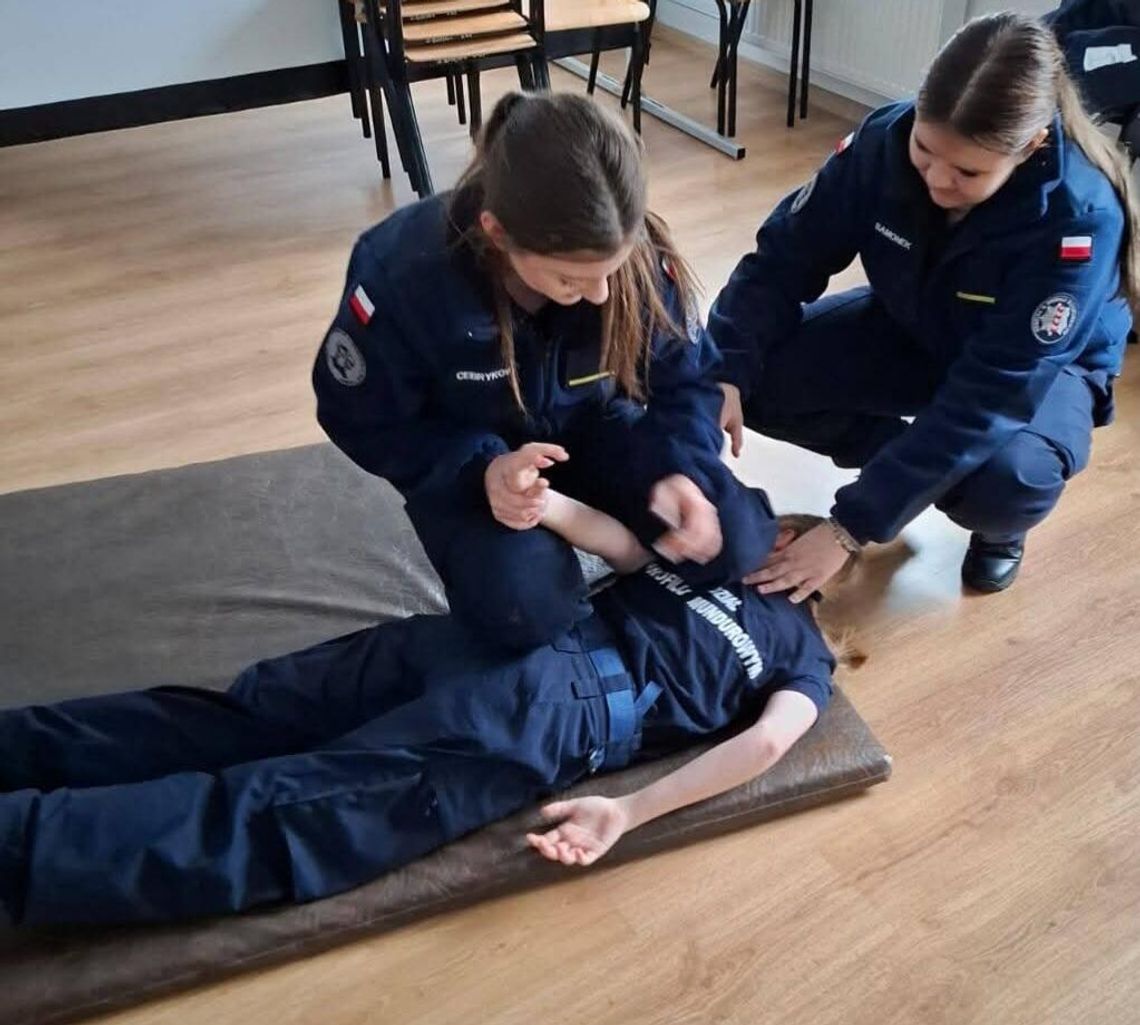 Młodzież z opolskiego liceum ćwiczyła taktykę policyjnych interwencji Młodzież z opolskiego liceum ćwiczyła taktykę policyjnych interwencji