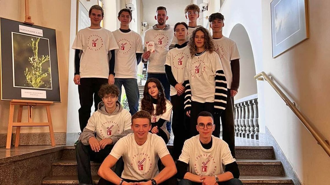 Młodzież zaczyna interesować się polityką. Kręcą filmy dokumentalne