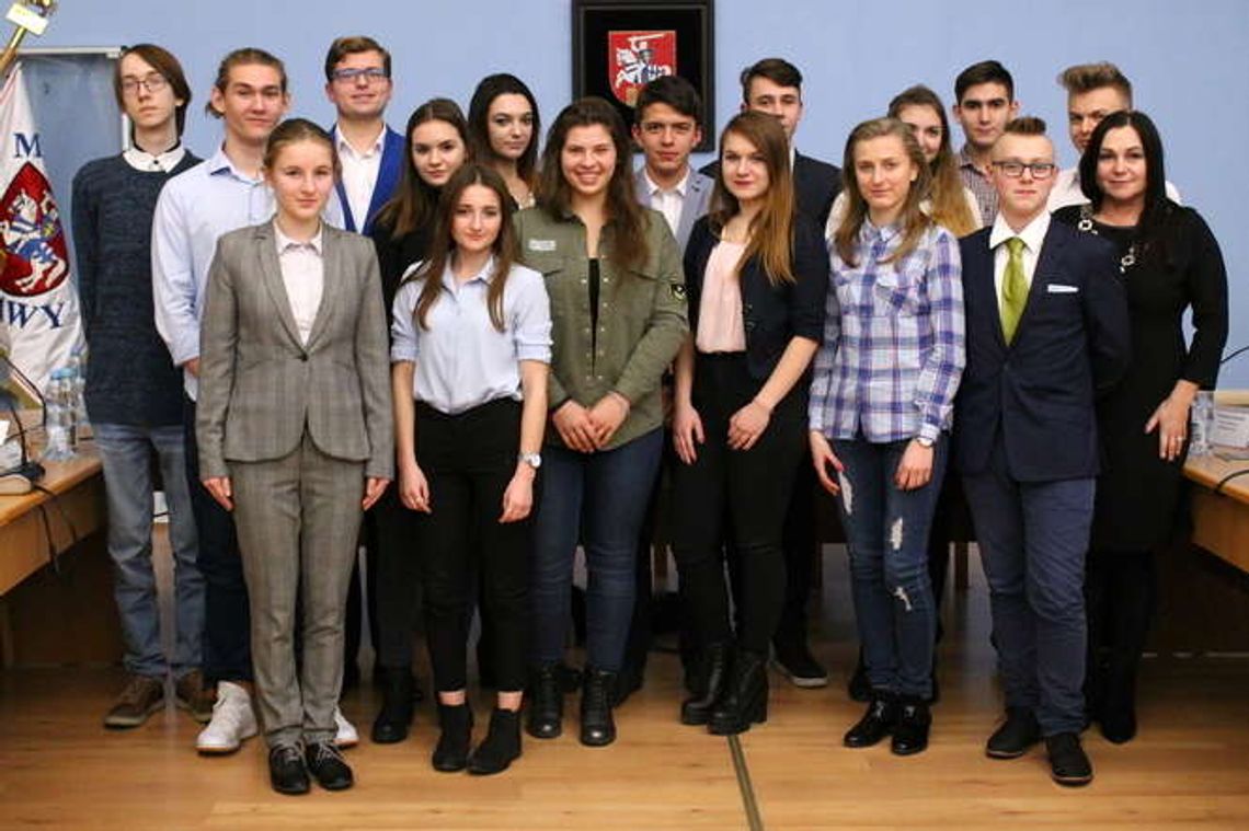 Młodzieżowi radni rozpoczęli pracę. Rada na papierze? Ma być inaczej