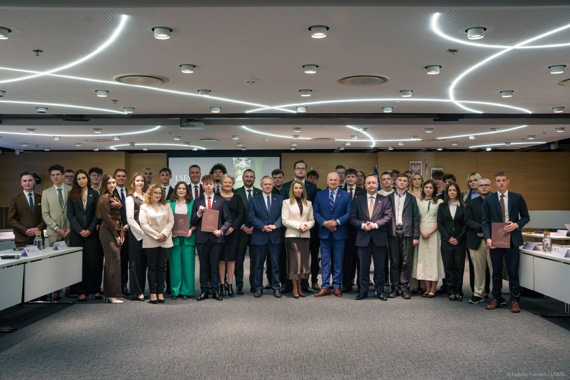 Młodzieżowy sejmik rozpoczął działalność. Pierwsza sesja za nimi