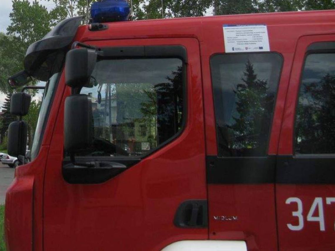 Młyniec: Honda accord wbiła się w drzewo