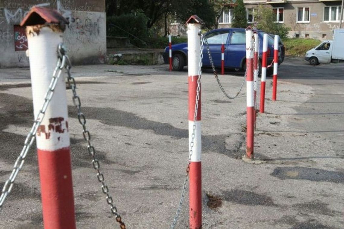 Mniejszość postawiła na swoim. Koniec z parkowaniem na placyku przy ul. Probostwo Mniejszość postawiła na swoim. Koniec z parkowaniem na placyku przy ul. Probostwo
