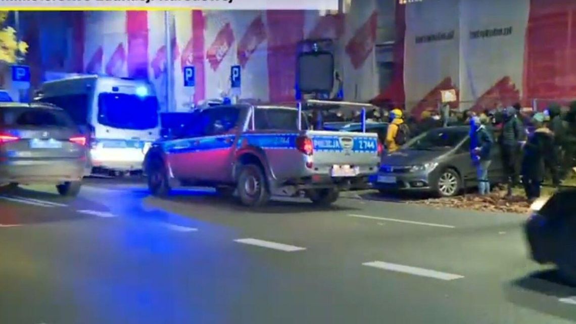 Mnóstwo protestujących i policji przed MEN. Nie chcą ministra Czarnka Mnóstwo protestujących i policji przed MEN. Nie chcą ministra Czarnka