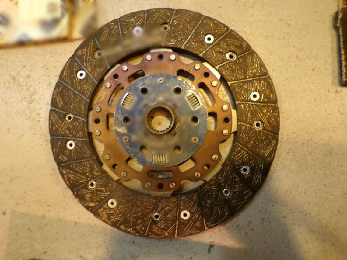 Mobilny magazyn na kołach. Celnicy rozbroili opla na przejściu w Hrebennem