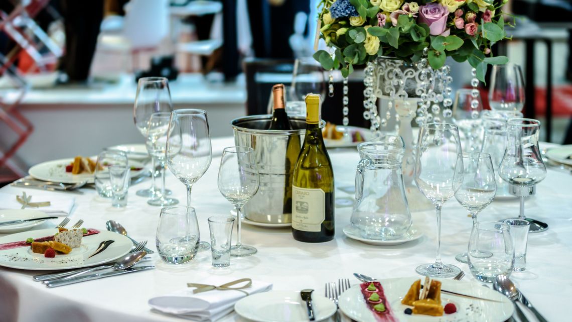 Mocno zdziwieni narzeczeni. Znaleźli lokal na wesele, a tuż przed ślubem właściciel zamknął bramę na łańcuch