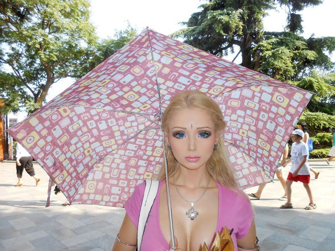 Modelka o twarzy lalki Barbie doczekała się pierwszej rozkładówki Modelka o twarzy lalki Barbie doczekała się pierwszej rozkładówki