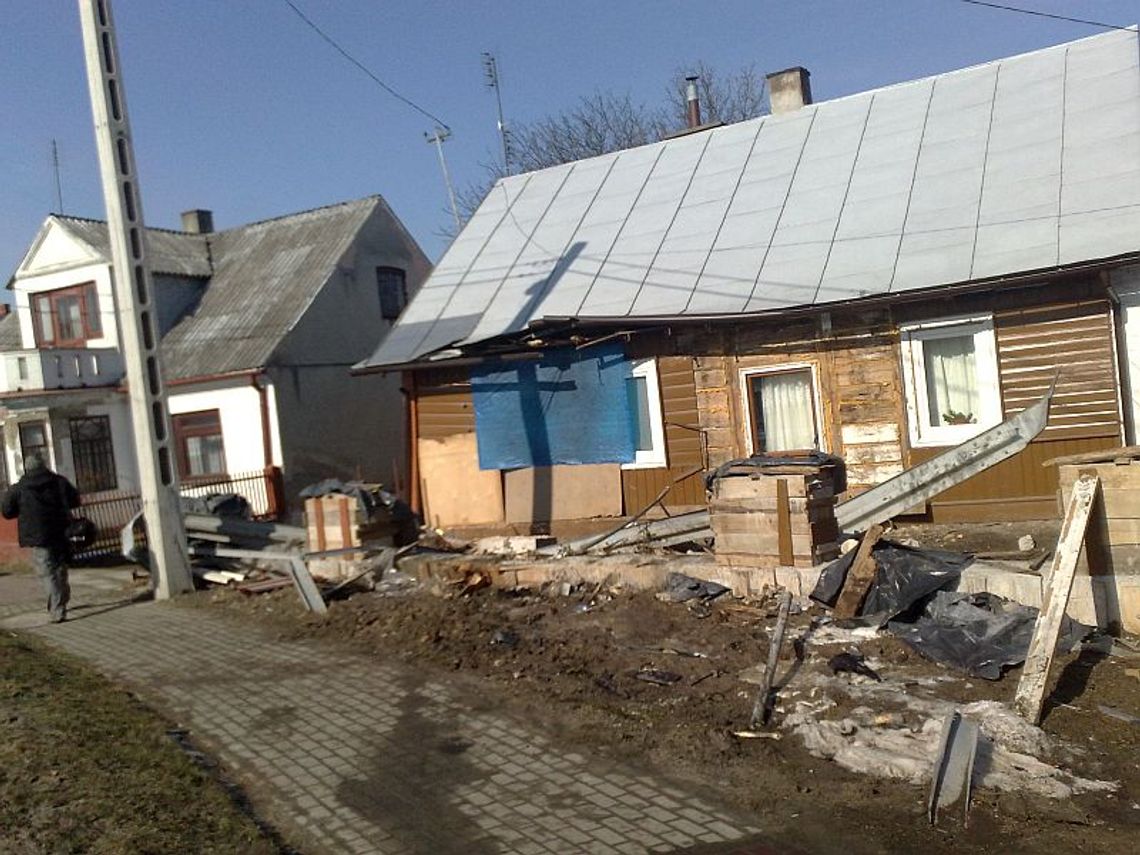 Modliborzyce: Kierowca tira zasnął i wjechał w dom (zdjęcia) Modliborzyce: Kierowca tira zasnął i wjechał w dom (zdjęcia)