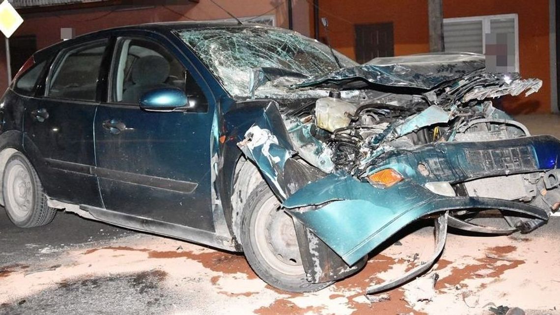 Modliborzyce. Osobowy ford wjechał w tira