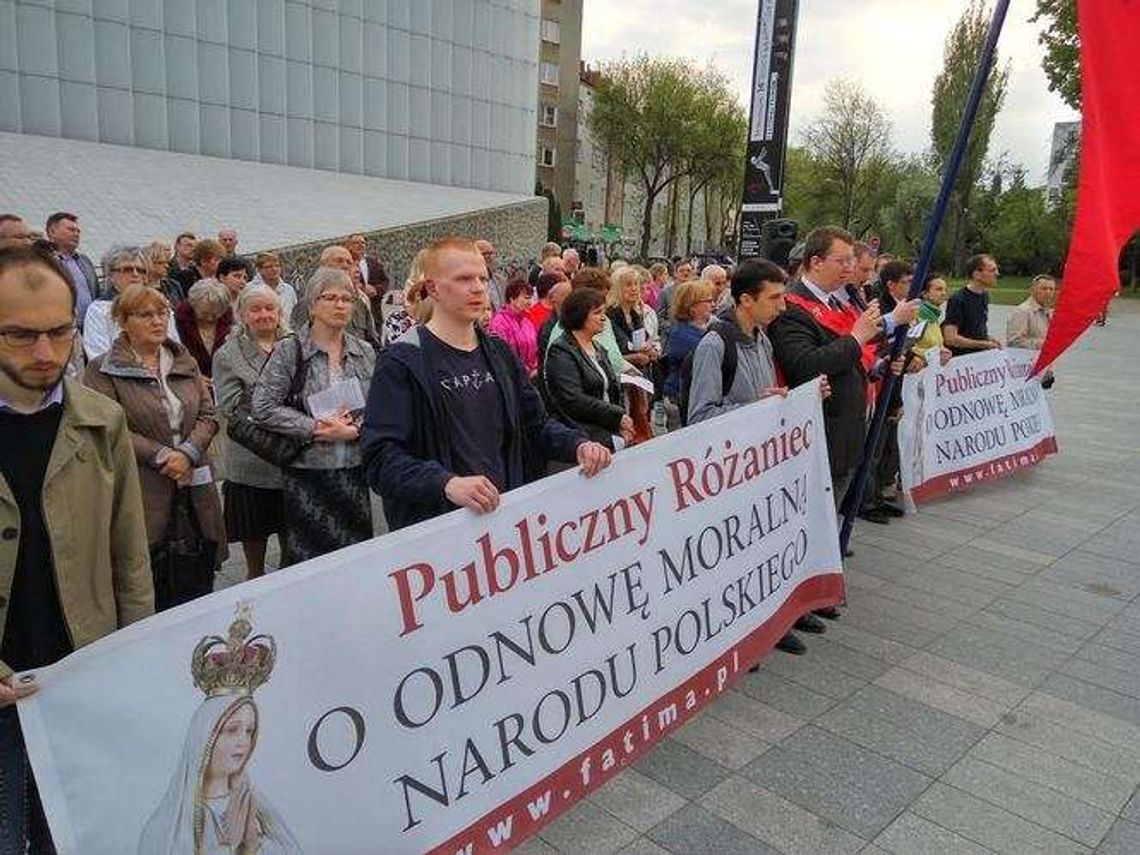 Modlili się przed CSK. "O odnowę moralną narodu polskiego"
