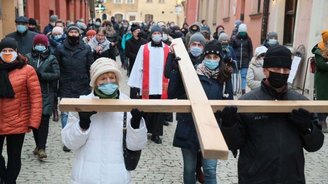 Modlili się za osoby uzależnione i ich rodziny. Droga krzyżowa na ulicach Starego Miasta [zdjęcia]