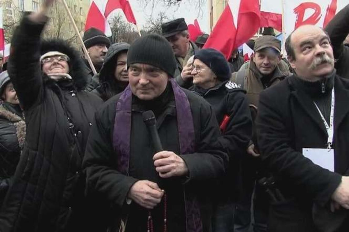 Modlitwa i egzorcyzmy pod siedzibą Gazety Wyborczej (wideo)